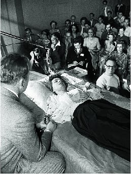 Л. Рон Хаббард демонстрирует применение Дианетики. 1950 год